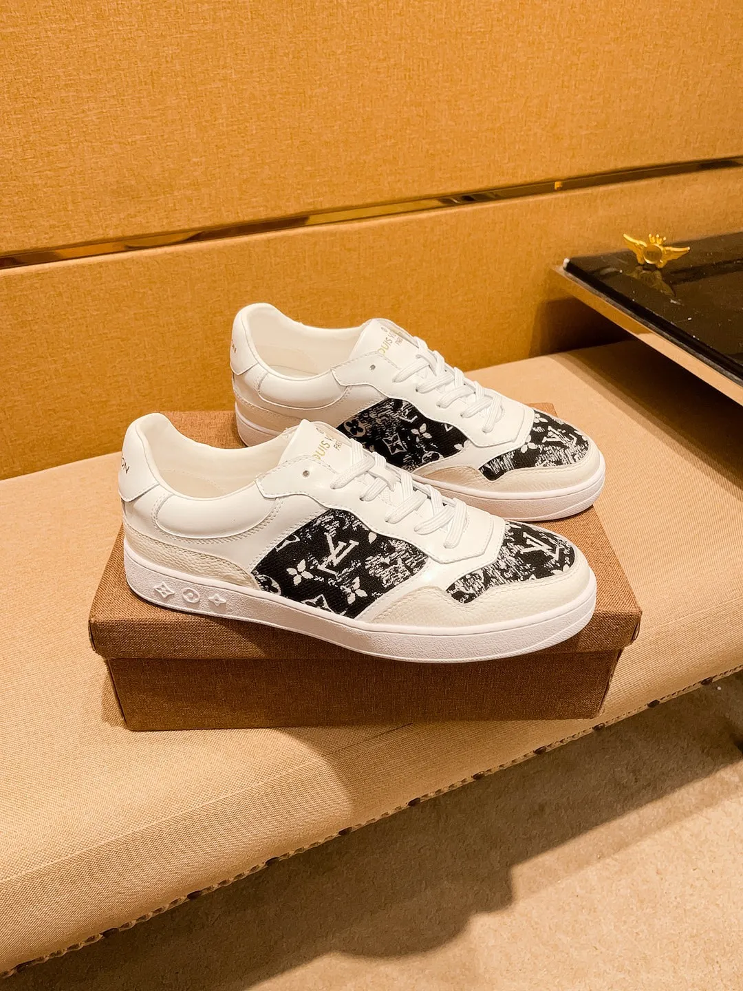 Men's shoes💰 400💰[LV]🔥Louis Vuitton, high-end men's shoes brand, official website 1:1 latest masterpiece: the upper is made of Italian imported first-layer cowhide with a comfortable and breathable lining➕original non-slip and wear-resistant outsole🔥, making walking more convenient and comfortable! An exclusive new model, a stunning work, a beautiful 1:1 replica [color] compared to the official quality! Create a fashionable personality to set off your uniqueness! A must-have for trendy men! Classic🔥Size: 38-44 Color: 🔥 2⃣️colors available🔥
